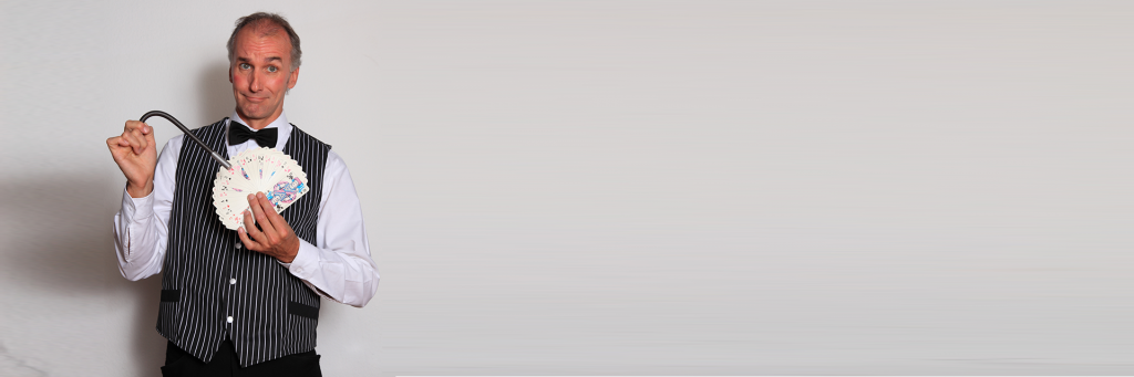 Slider: Comedy kellner tischzauberer closeup magie zauberkünstler table, idee, hopping hütchenspiel